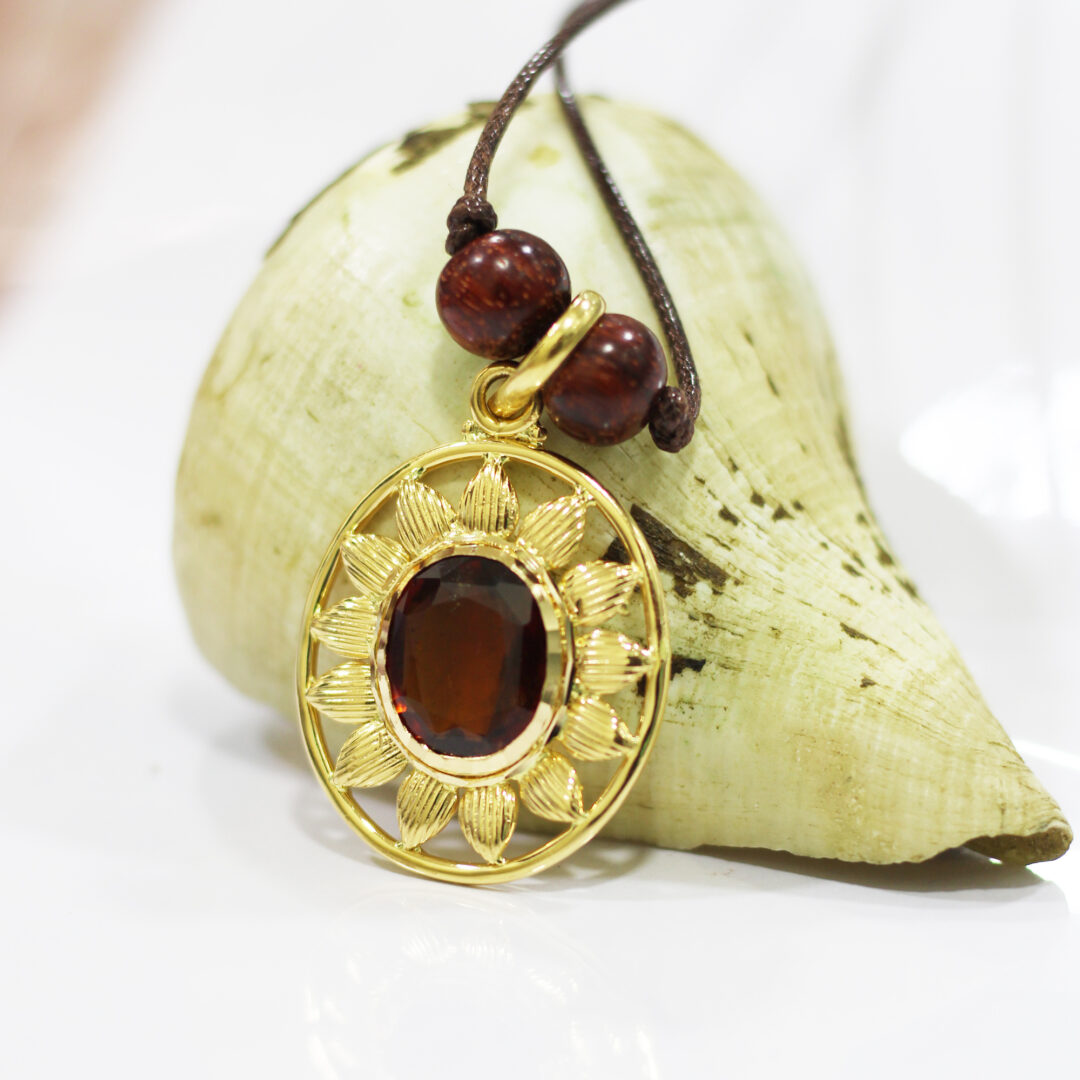 Garnet pendant in 22k gold - Flower petal design